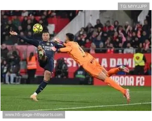 皇马阵地战不断寻找突破点,维尼修斯小角度射门偏出 皇马阵地战不断寻找突破点,维尼修斯小角度射门偏出