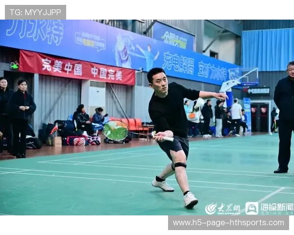 完美杯山东羽毛球赛现场火爆，精彩瞬间频出